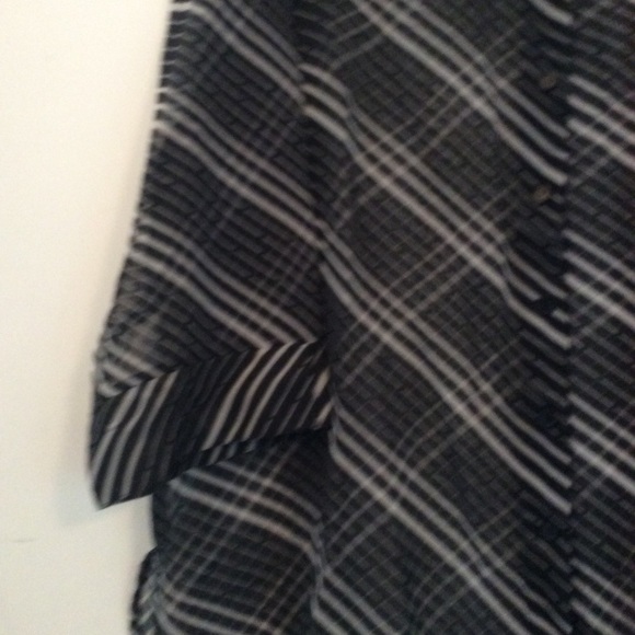 Black/White striped sheer top plus 18W/20W(2/$20) - Picture 4 of 7